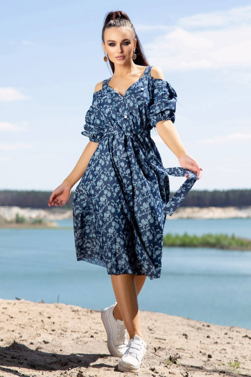 Летнее женское платье с открытыми плечами 
Летнее женское платье с открытыми плечами