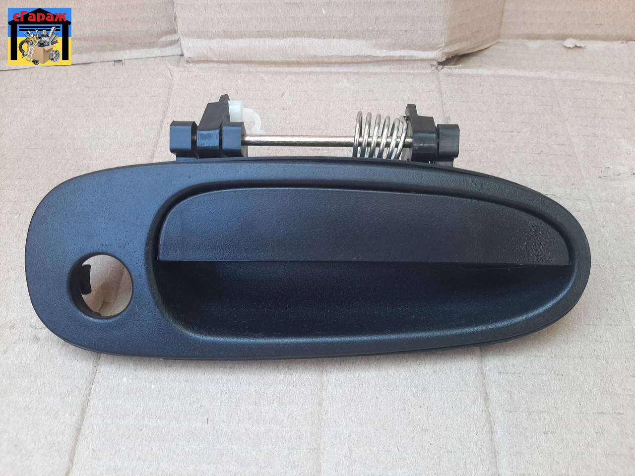 Ручка двери передней правой TOYOTA COROLLA, RAV 4 1992-1997 (наружная, с отверстием для замка, чёрная)
Ручка двери передней правой TOYOTA COROLLA, RAV 4 1992-1997 (наружная, с отверстием для замка, чёрная)
