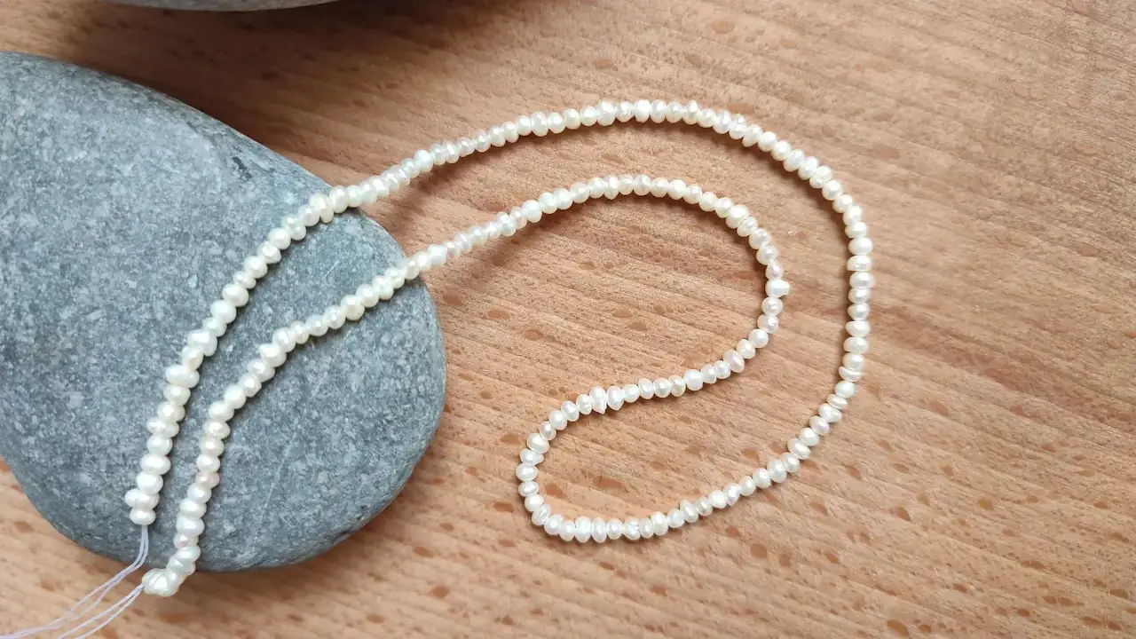 Натуральні перлини 2*3мм рондель (перлини на нитці)
Натуральні перлини 2*3мм рондель (перлини на нитці)