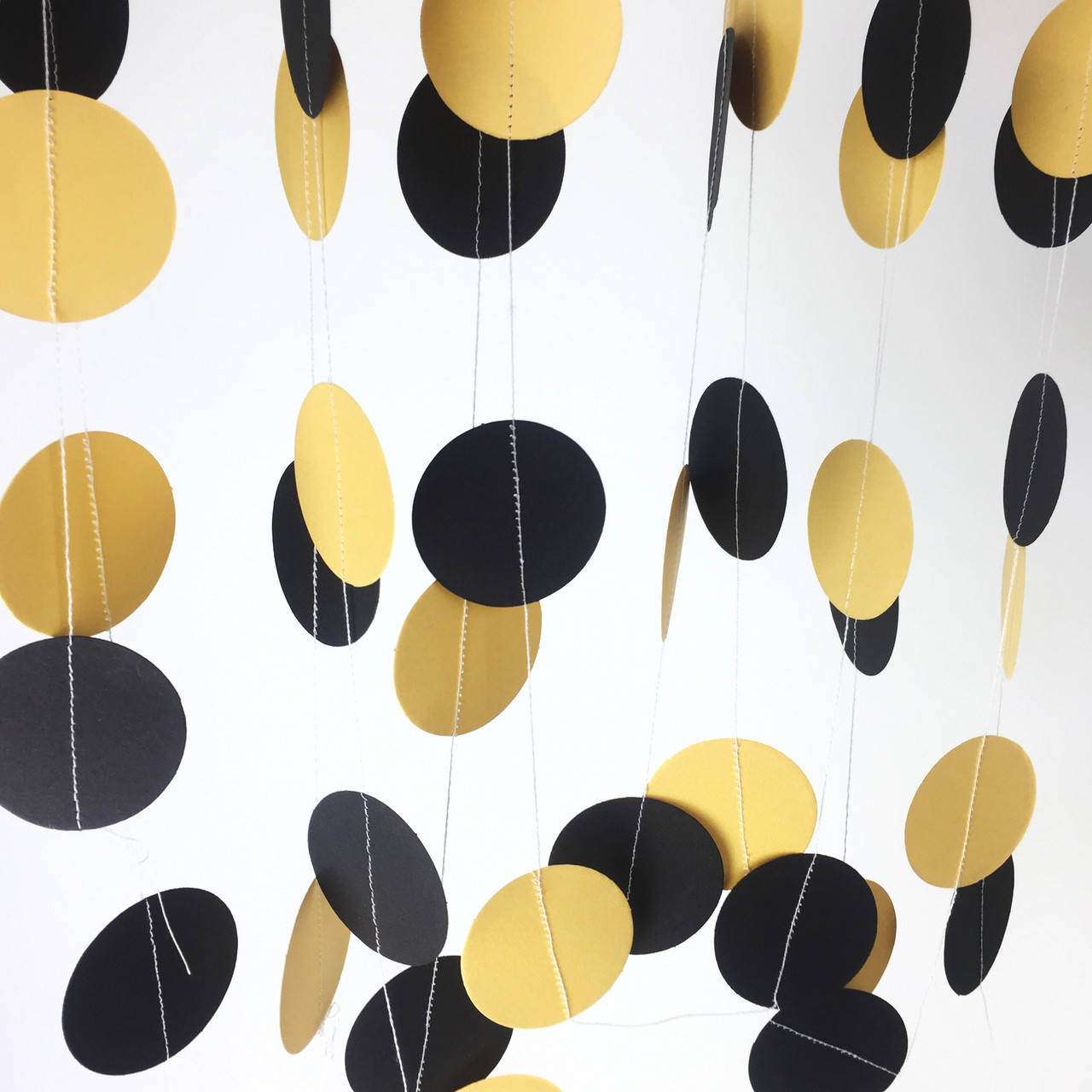 Бумажная гирлянда из кругов 2 метра золото и черный
Бумажная гирлянда из кругов 2 метра золото и черный