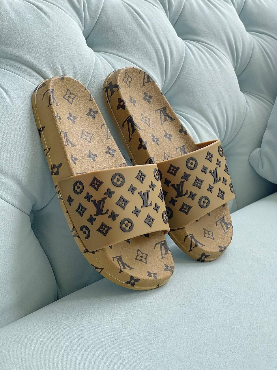 Шлепки женские Louis Vuitton бежевые, шлепанцы луи виттон резиновые, сланцы женские тапки
Шлепки женские Louis Vuitton бежевые, шлепанцы луи виттон резиновые, сланцы женские тапки