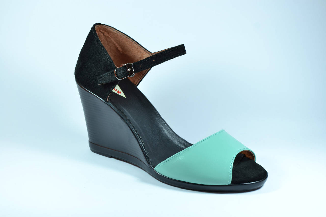 Женские комбинированые босоножки на танкетке от производителя KARMEN
Женские комбинированые босоножки на танкетке от производителя KARMEN