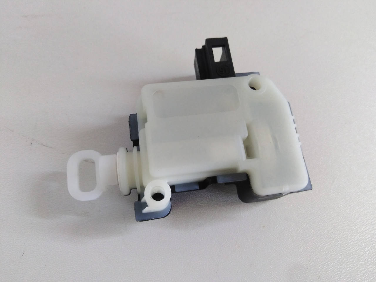 Моторчик замка багажника Volkswagen Passat B5, Golf 4, Пассат Б5, Гольф 4. 3B0959781B. 
Моторчик замка багажника Volkswagen Passat B5, Golf 4, Пассат Б5, Гольф 4. 3B0959781B.