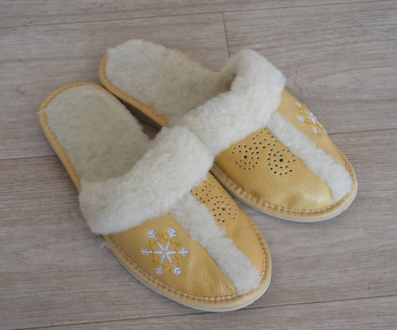 Тапочки кожаные на меху (женские) 41, Желтый
Тапочки кожаные на меху (женские) 41, Желтый