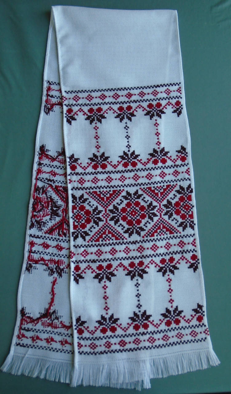 Вышитый рушник ручной роботы из богатым красным орнаментом
Вышитый рушник ручной роботы из богатым красным орнаментом