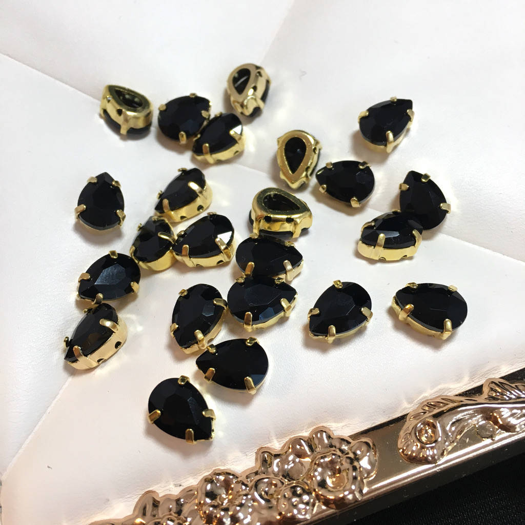 Кристаллы в оправе. Капля 7х10 мм. Черный (классический). Цвет оправы: золото. Цена за 1 шт.
Кристаллы в оправе. Капля 7х10 мм. Черный (классический). Цвет оправы: золото. Цена за 1 шт.