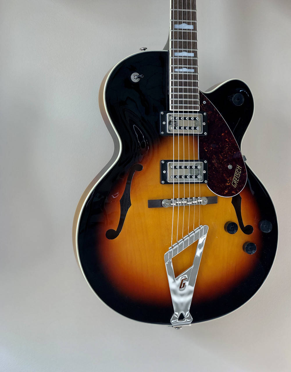 Гитара полуакустическая GRETSCH G2420 STREAMLINER w CHROMATIC II LR BROOKLYN BURST, Белый
Гитара полуакустическая GRETSCH G2420 STREAMLINER w CHROMATIC II LR BROOKLYN BURST, Белый