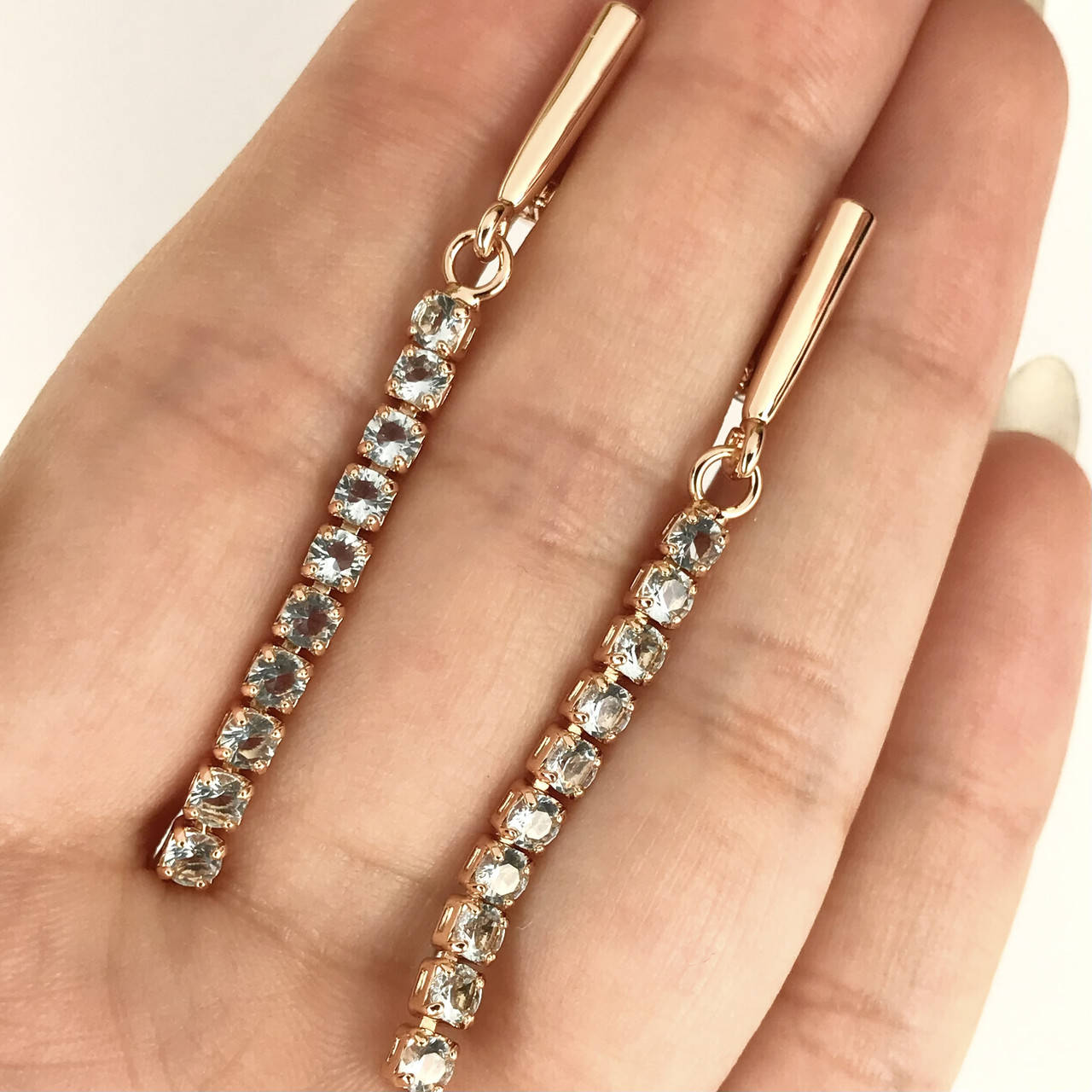 Длинные серьги с подвесками из нежно-голубых кристаллов покрытие золотом 18к.
Длинные серьги с подвесками из нежно-голубых кристаллов покрытие золотом 18к.