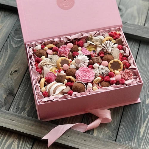 Подарочный бокс для девушки/Сладкий бокс на День влюбленных 
Подарочный бокс для девушки/Сладкий бокс на День влюбленных