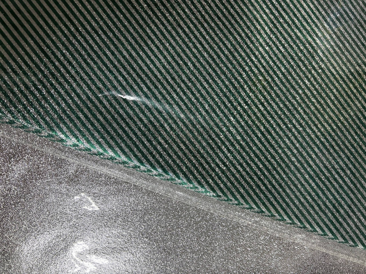 Фольгированная пленка двосторонняя "Серебро + зелёная полоска", 50х70 см