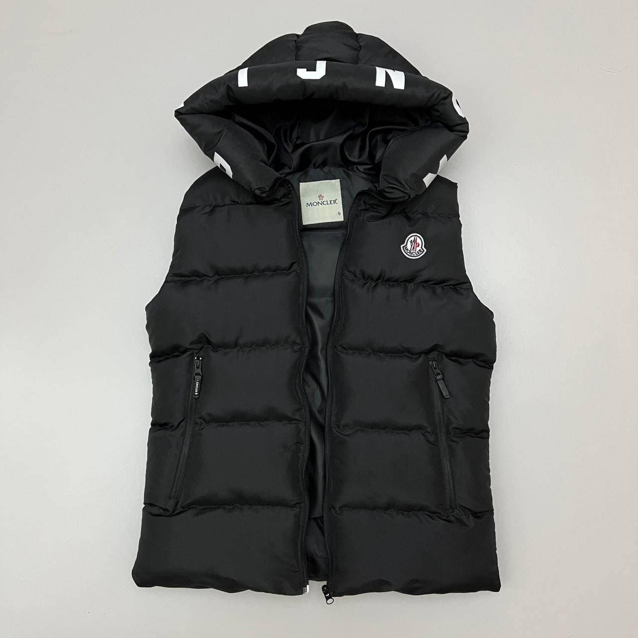 Жилетка мужская Moncler демисезонная весенняя осенняя с капюшоном черная | Безрукавка утепленная Премиум
Жилетка мужская Moncler демисезонная весенняя осенняя с капюшоном черная | Безрукавка утепленная Премиум