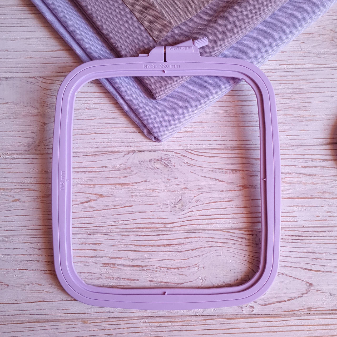 Пяльцы-рамка квадрат (пластиковые) Nurge сиреневые 220*195 
Пяльцы-рамка квадрат (пластиковые) Nurge сиреневые 220*195