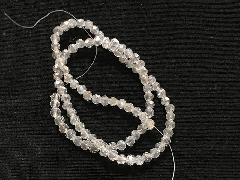 Бусины на нитке Стекло граненый шарик цвет белый прозрачный с переливом d=4мм (~100 бусин на нитке)
Бусины на нитке Стекло граненый шарик цвет белый прозрачный с переливом d=4мм (~100 бусин на нитке)