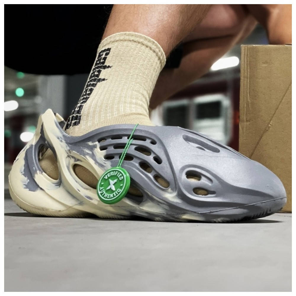 Мужские кроссовки Adidas Yeezy FOAM Runner Sand RNNR moon grey, серые кроссовки адидас изи фоам раннер, Серый
Мужские кроссовки Adidas Yeezy FOAM Runner Sand RNNR moon grey, серые кроссовки адидас изи фоам раннер, Серый