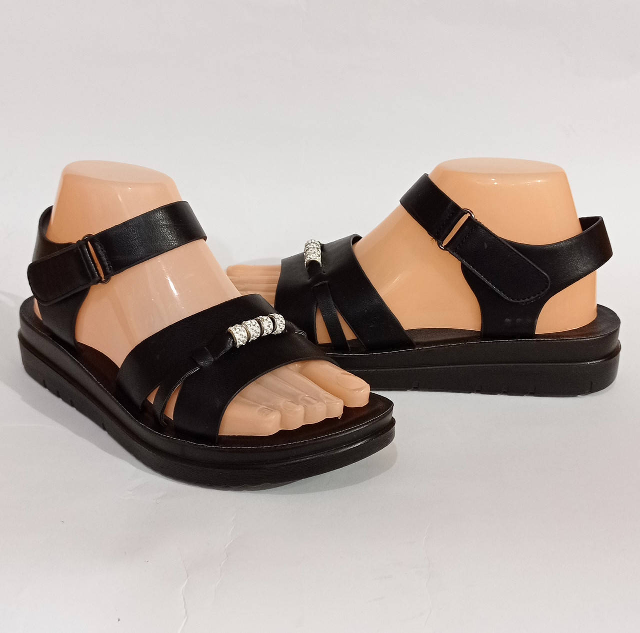 Женские босоножки на низком ходу в черном цвете 39=24,5см
Женские босоножки на низком ходу в черном цвете 39=24,5см