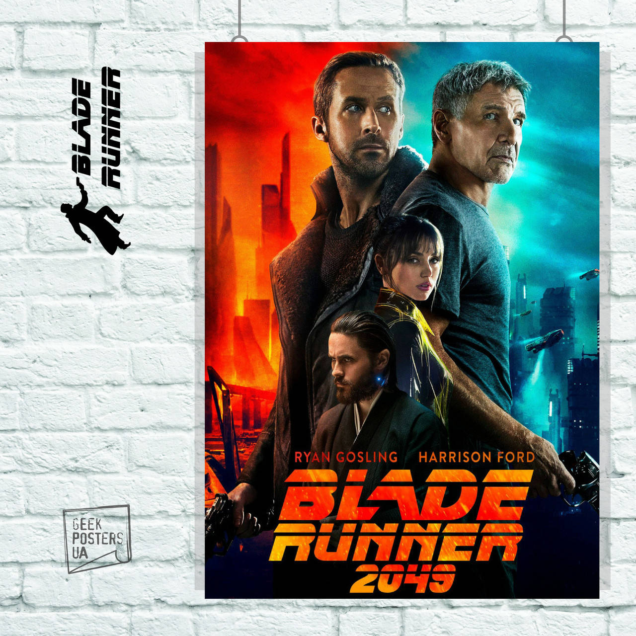 Постер Бегущий по лезвию, Blade Runner 2049 (красное лого). Размер 106x75см (A0). Матовая бумага
Постер Бегущий по лезвию, Blade Runner 2049 (красное лого). Размер 106x75см (A0). Матовая бумага