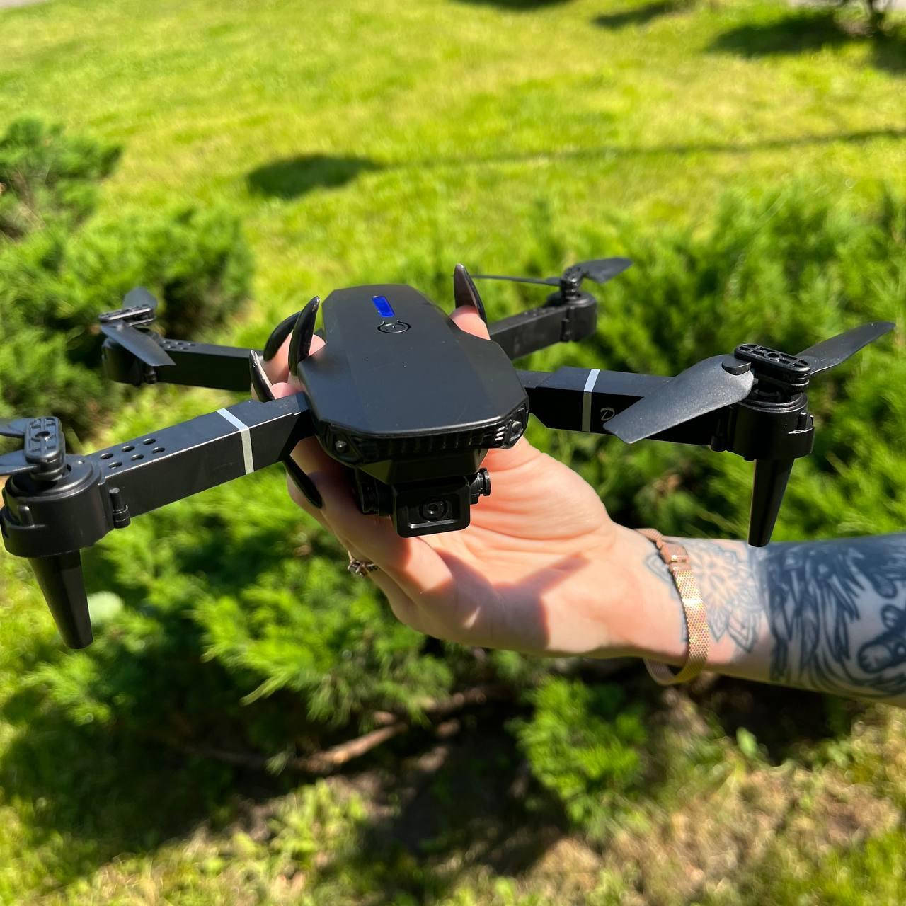 Квадрокоптер E88 PRO Black - дрон с HD камерой для новичков, FPV до 20 минут полета + КЕЙС + ПОДАРОК батарейки
Квадрокоптер E88 PRO Black - дрон с HD камерой для новичков, FPV до 20 минут полета + КЕЙС + ПОДАРОК батарейки