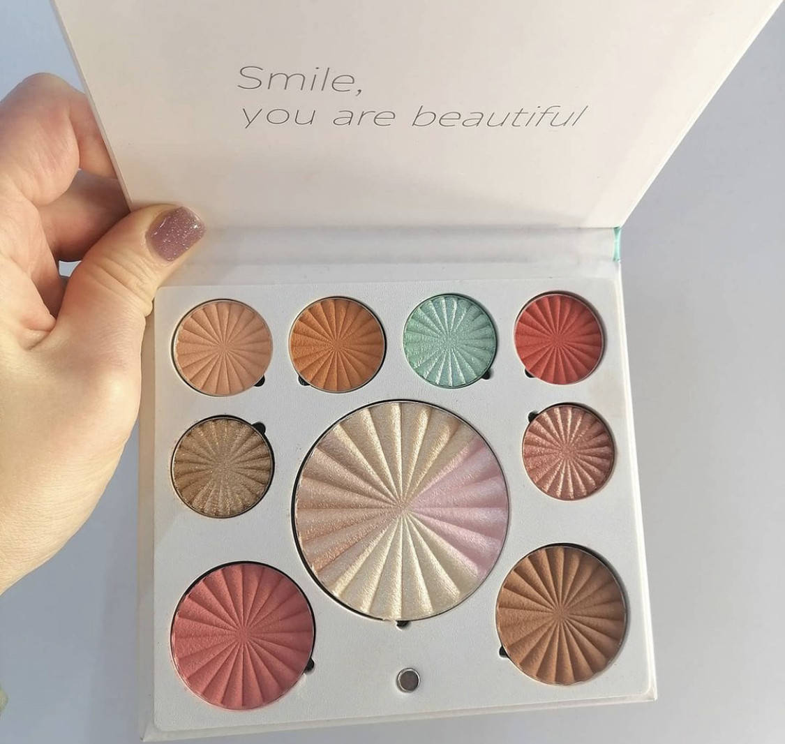 Палетка теней OFRA Mini Mix Face Palette - Good To Go включает тени, румяна, бронзер и хайлайтер
Палетка теней OFRA Mini Mix Face Palette - Good To Go включает тени, румяна, бронзер и хайлайтер
