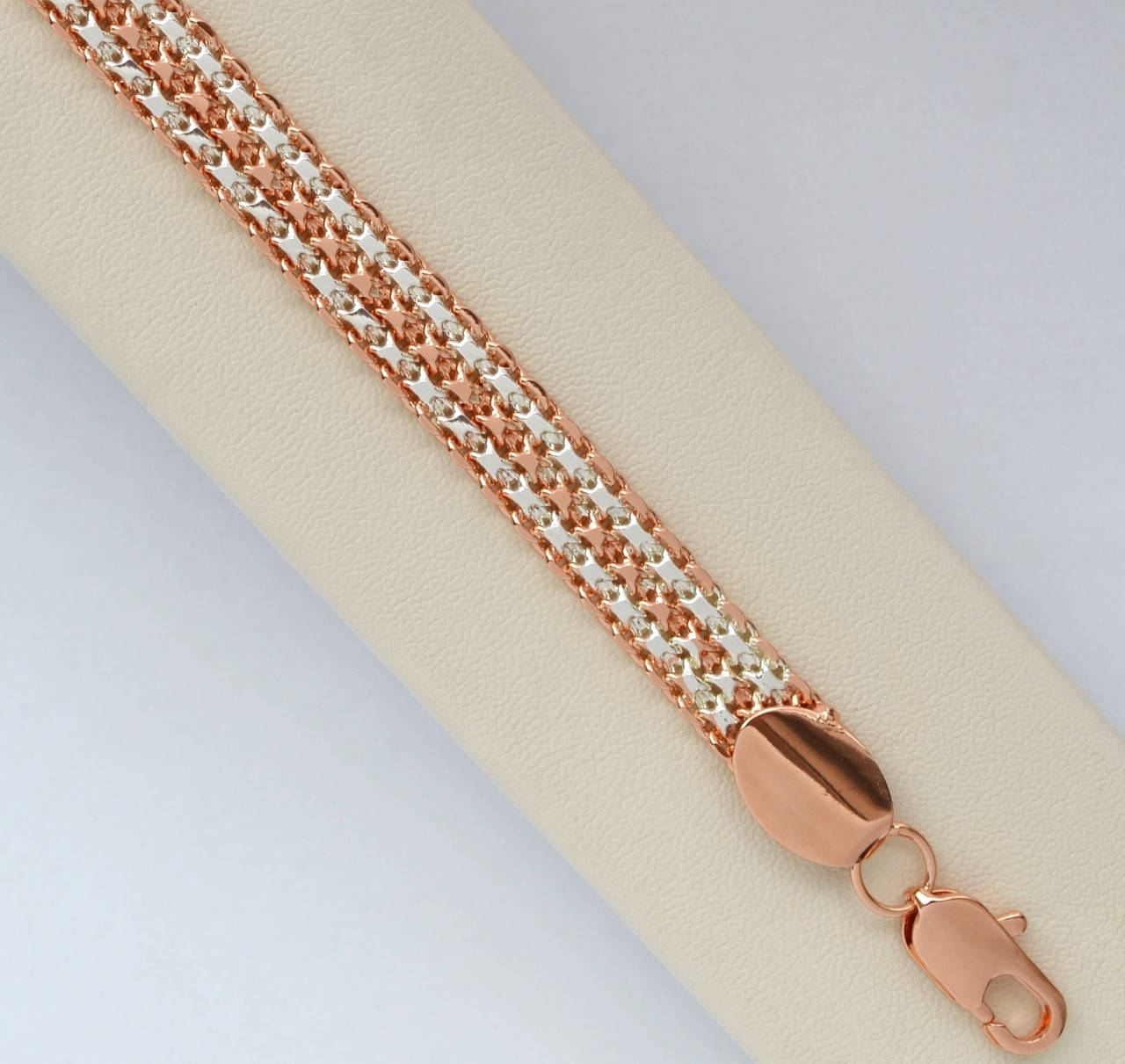 Браслет тройное плетение бисмарк покрытие белым и розовым золотом 18к длина 21 см. ширина 7.5 мм.
Браслет тройное плетение бисмарк покрытие белым и розовым золотом 18к длина 21 см. ширина 7.5 мм.