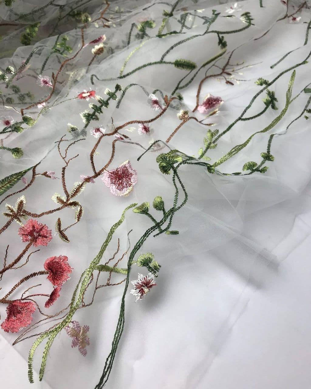 Сетка белая с вышивкой. Вышитая нитками ткань. Цветочный узор на ткани.
Сетка белая с вышивкой. Вышитая нитками ткань. Цветочный узор на ткани.