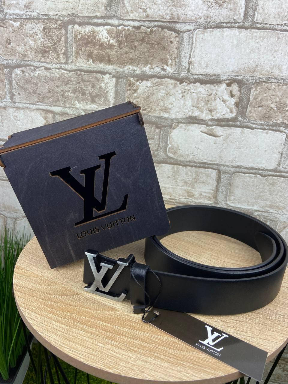 Мужской ремень Louis Vuitton, классический ремень Луи Виттон с пряжкой, из натуральной кожи, Черный
Мужской ремень Louis Vuitton, классический ремень Луи Виттон с пряжкой, из натуральной кожи, Черный