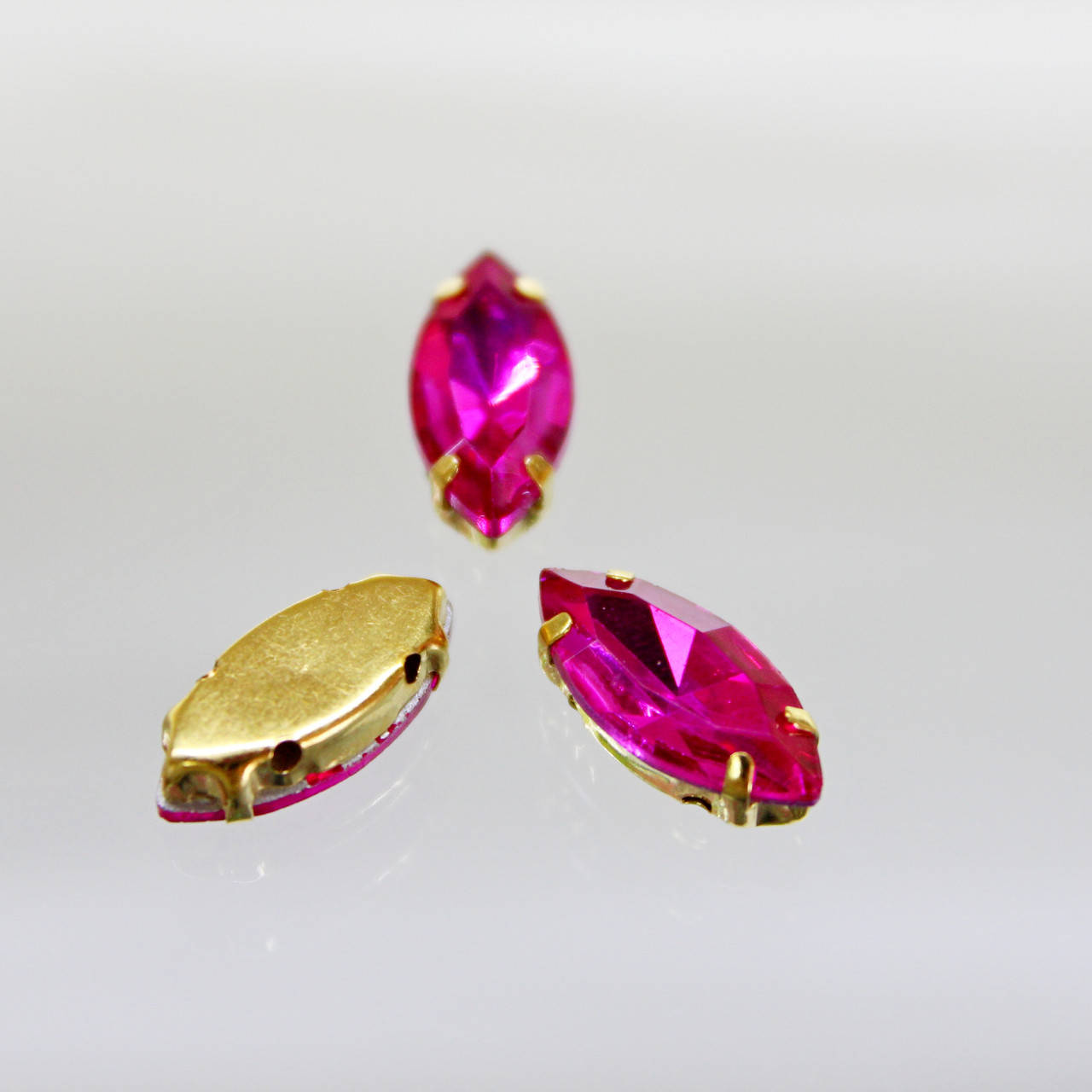 Cтразы в золотых цапах, цодочка 7х15мм, цвет Fuchsia, Белый
Cтразы в золотых цапах, цодочка 7х15мм, цвет Fuchsia, Белый