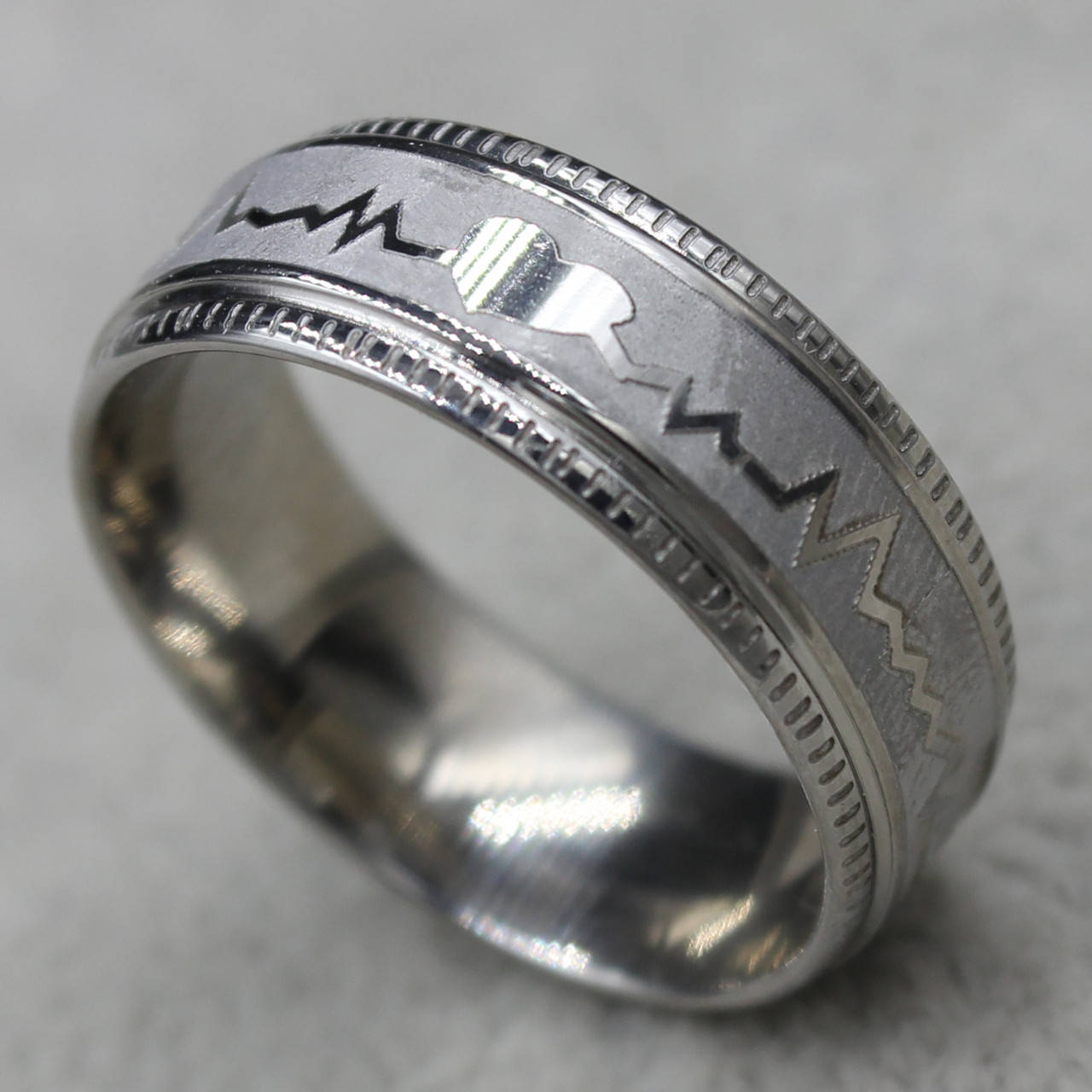 Кольцо серебристое из ювелирной медицинской стали от Stainless Steel марка 316 L ширина 7 мм напульсник
Кольцо серебристое из ювелирной медицинской стали от Stainless Steel марка 316 L ширина 7 мм напульсник