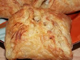 Мини-хачапури с творогом и зеленью.
Мини-хачапури с творогом и зеленью.