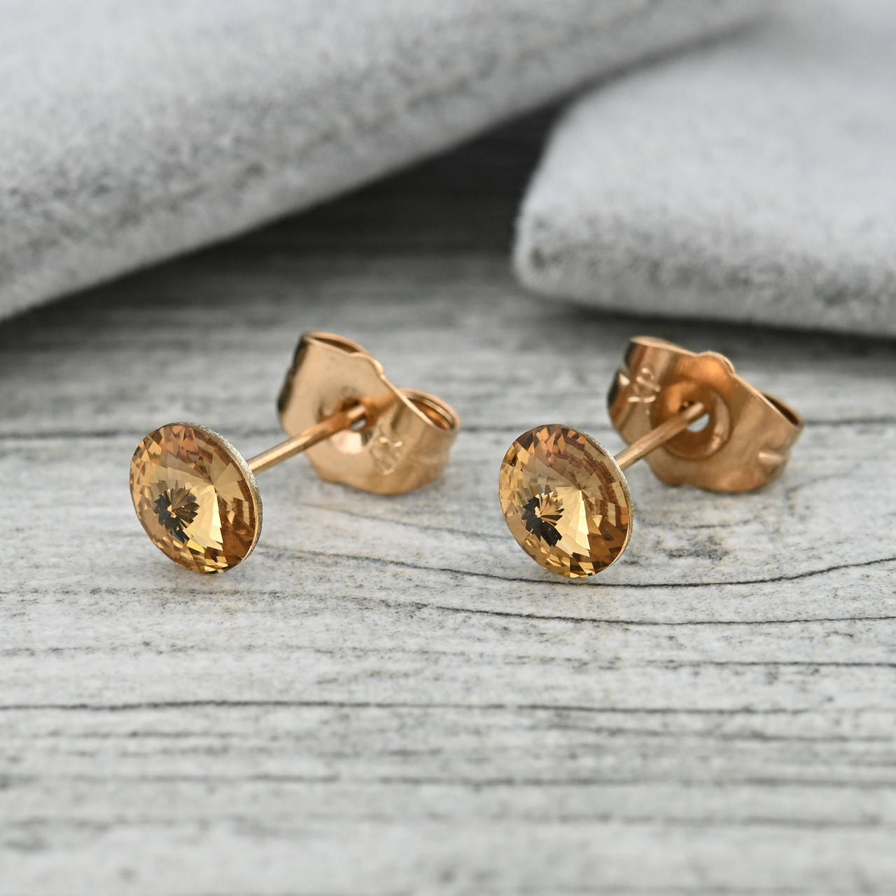 Серьги гвоздики с кристаллами Swarovski 36339 размер 6х6 мм цвет шампань вес 0.7 г позолота 18К
Серьги гвоздики с кристаллами Swarovski 36339 размер 6х6 мм цвет шампань вес 0.7 г позолота 18К