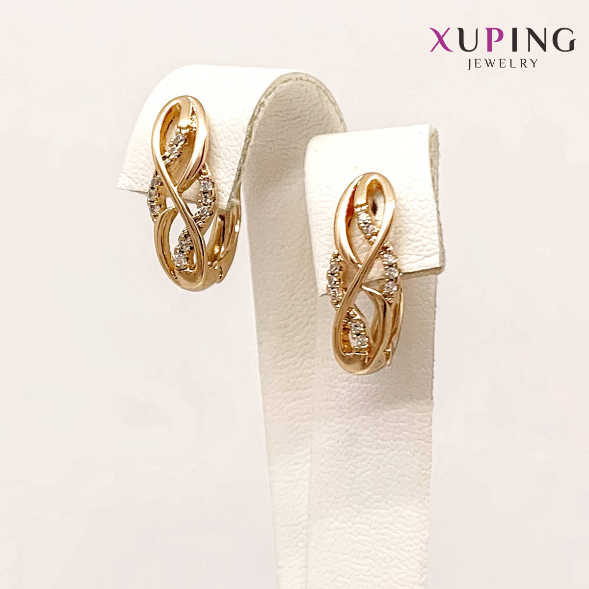Серьги Xuping, размер 17х6 мм, белые фианиты (куб. цирконий), вес 3 г, позолота 18K, ХР01206 (1)
Серьги Xuping, размер 17х6 мм, белые фианиты (куб. цирконий), вес 3 г, позолота 18K, ХР01206 (1)