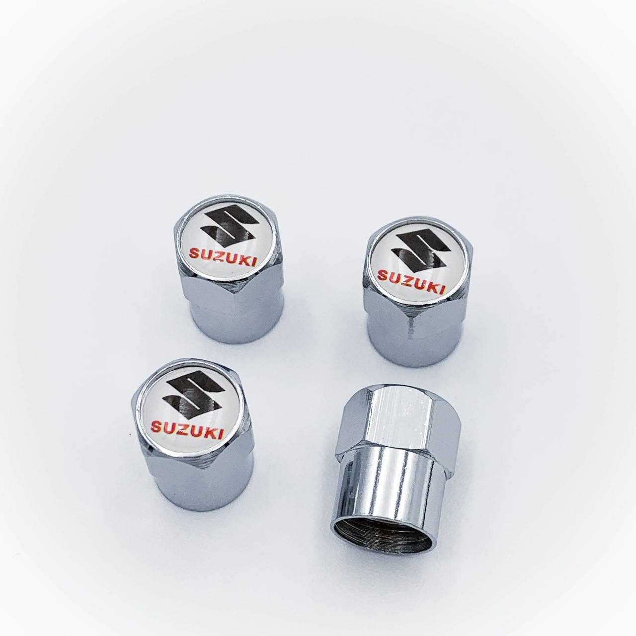 Защитные колпачки на ниппеля SUZUKI (Сузуки) 4 шт Белый фон Красная надпись Белый фон Хром