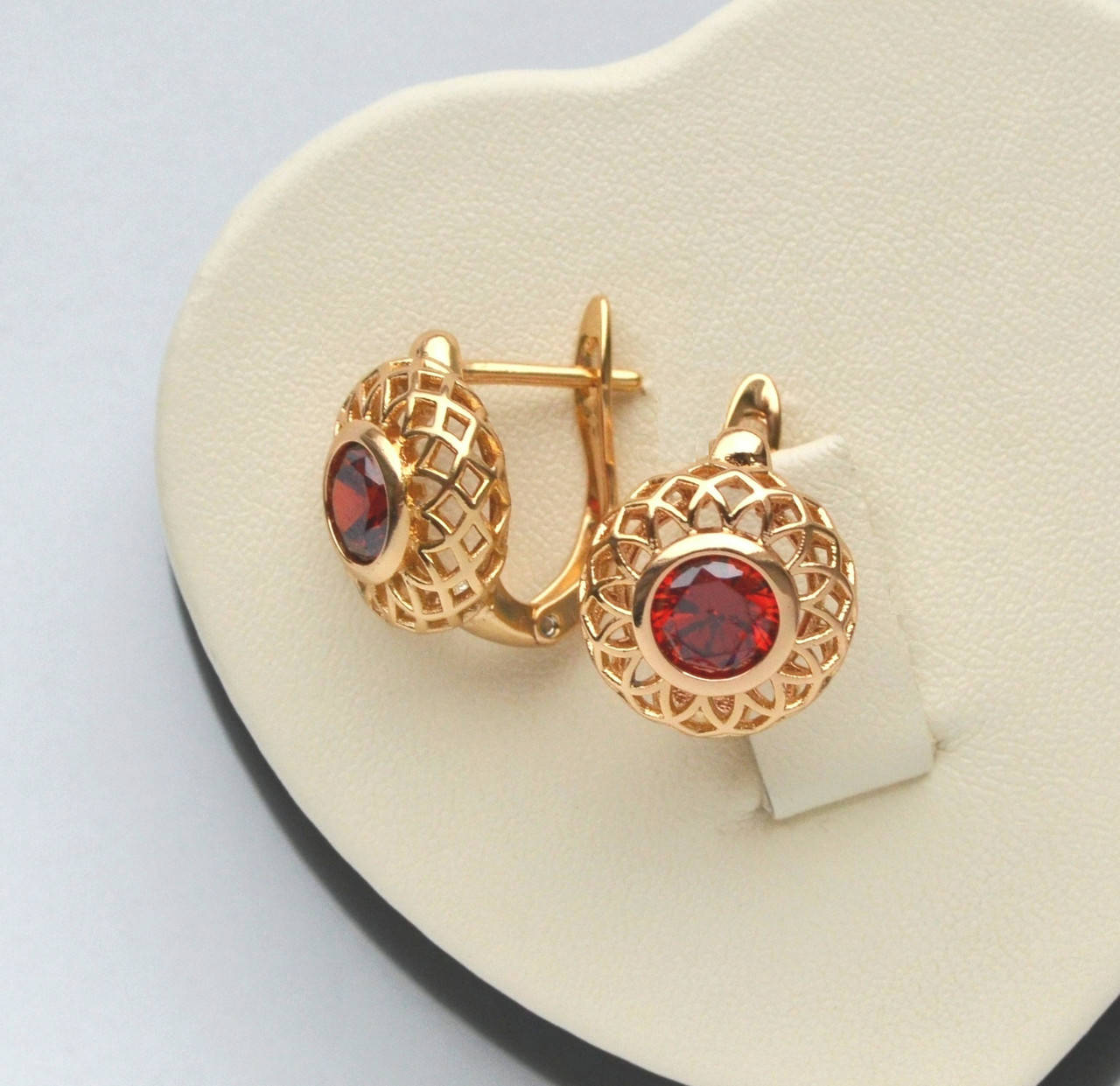 Ажурные серьги Xuping с красными круглыми кристаллами покрытие золотом 18к. 
Ажурные серьги Xuping с красными круглыми кристаллами покрытие золотом 18к.