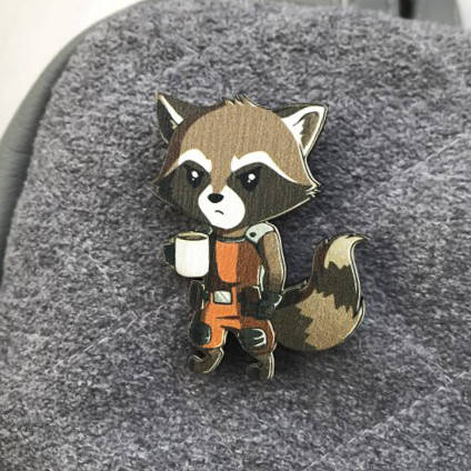 "Енот Ракета с кофе" брошь деревянная с уф-печатью
"Енот Ракета с кофе" брошь деревянная с уф-печатью