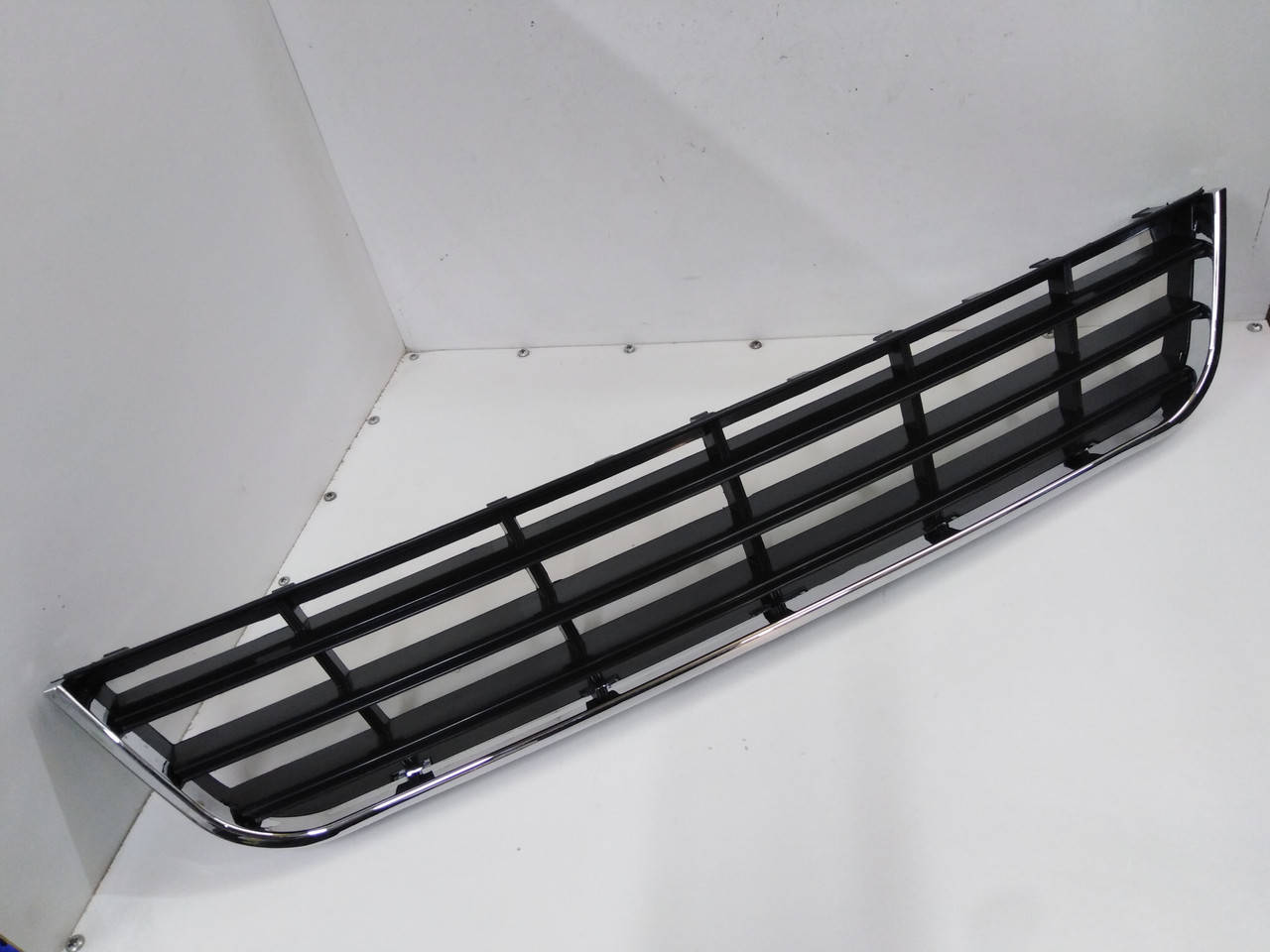 Центральная решетка бампера Volkswagen Passat B6, Пассат Б6.
Центральная решетка бампера Volkswagen Passat B6, Пассат Б6.