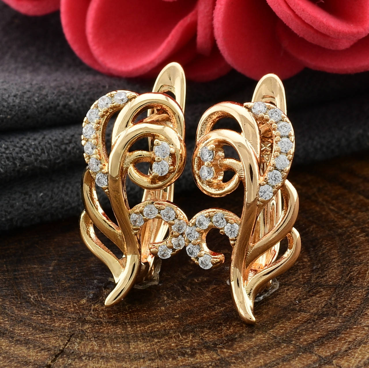 Серьги 27214 размер 16х8 мм белые фианиты вес 2.2 г позолота 18К
Серьги 27214 размер 16х8 мм белые фианиты вес 2.2 г позолота 18К