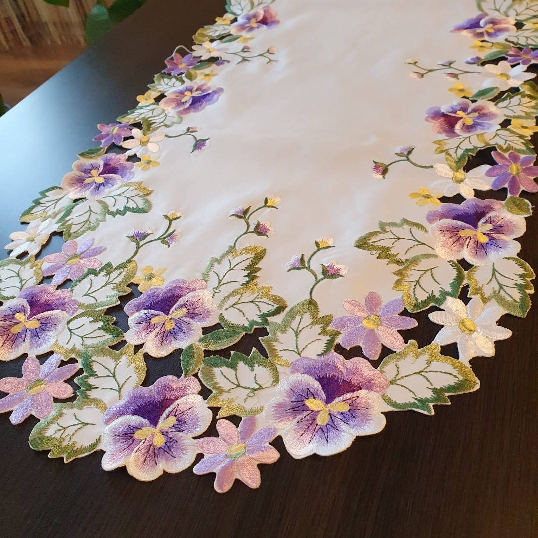 Салфетки-дорожки атласные 85х40 с вышивкой анютины глазки
Салфетки-дорожки атласные 85х40 с вышивкой анютины глазки