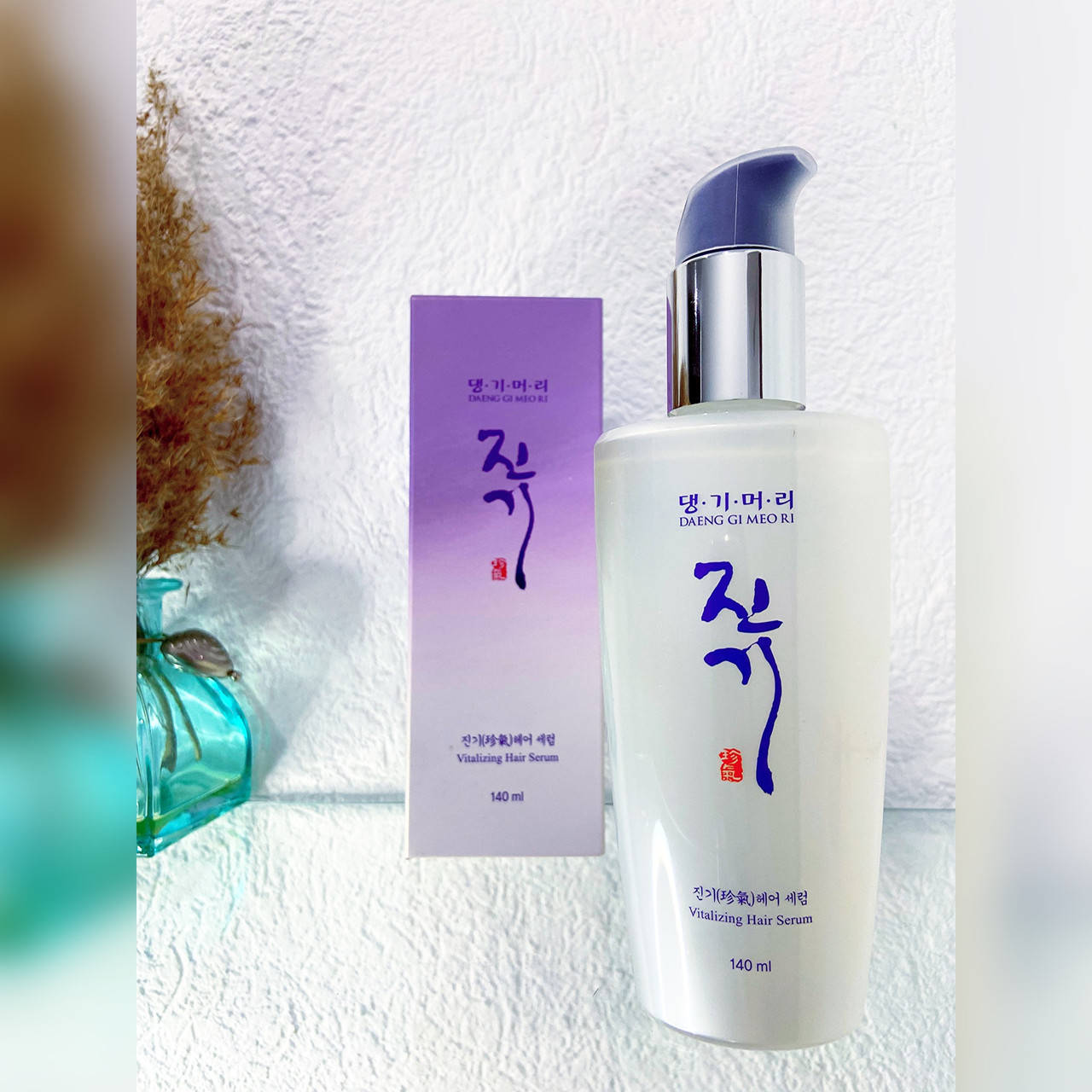 Восстанавливающая сыворотка для волос с протеинами шелка Daeng Gi Meo Ri Vitalizing Hair Serum
Восстанавливающая сыворотка для волос с протеинами шелка Daeng Gi Meo Ri Vitalizing Hair Serum