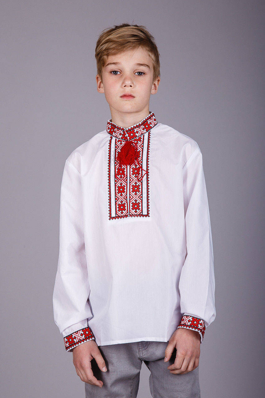 Вышиванка для мальчика с красным узором на белом батисте
Вышиванка для мальчика с красным узором на белом батисте