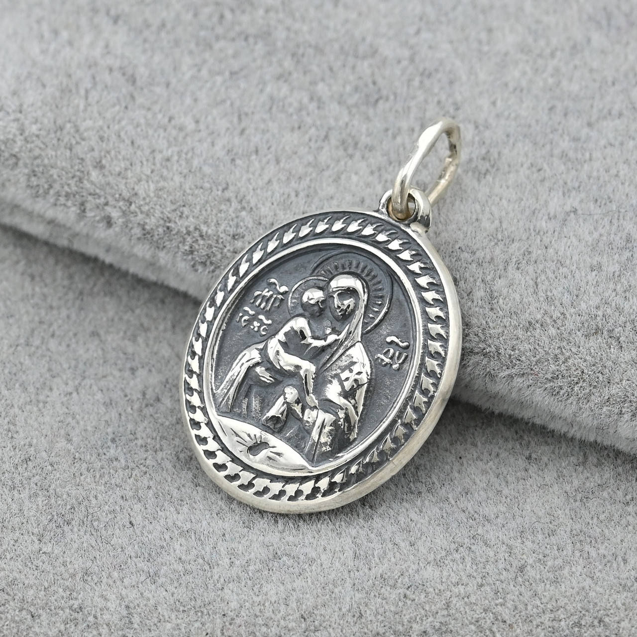 Серебряная иконка с чернением Божья Матерь ЮА0721п размер 24х15 мм вес 1.9 г 
Серебряная иконка с чернением Божья Матерь ЮА0721п размер 24х15 мм вес 1.9 г