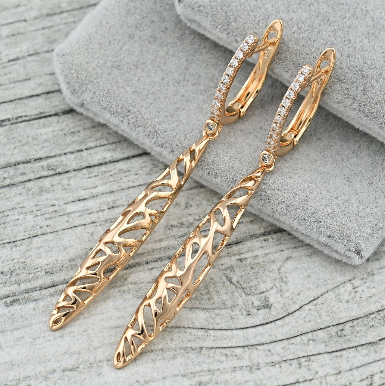 Серьги подвески Мебиус 36447 размер 57х6 мм белые фианиты вес 4.6 г позолота 18К 
Серьги подвески Мебиус 36447 размер 57х6 мм белые фианиты вес 4.6 г позолота 18К