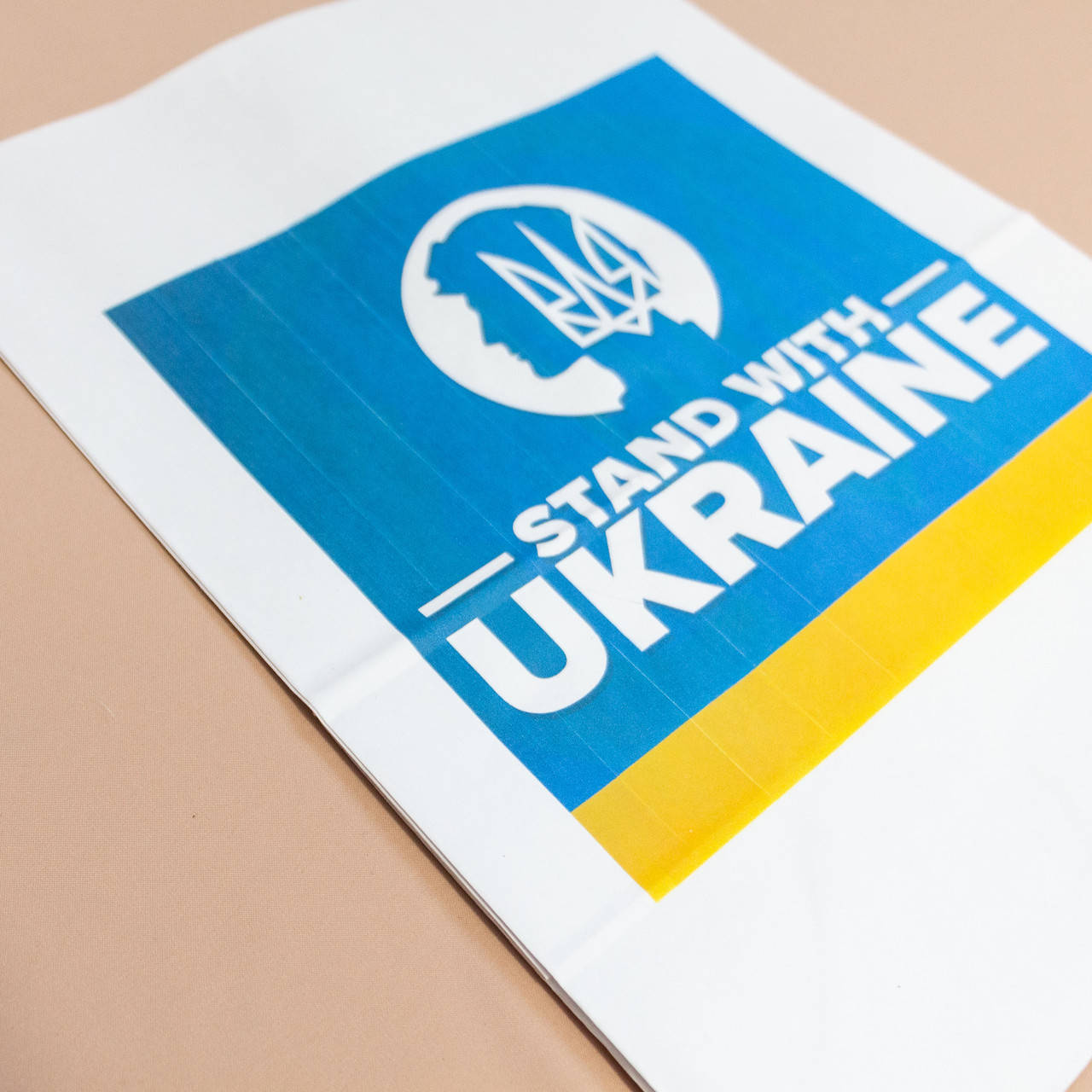 Пакеты бумажные подарочные с рисунком 260*150*350 мм Крафт пакет с лого Stand with Ukraine, Белый
Пакеты бумажные подарочные с рисунком 260*150*350 мм Крафт пакет с лого Stand with Ukraine, Белый