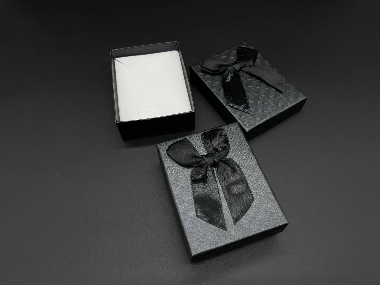 Коробки подарочные с бантиком. Цвет черный. 7х9х2.5см
Коробки подарочные с бантиком. Цвет черный. 7х9х2.5см