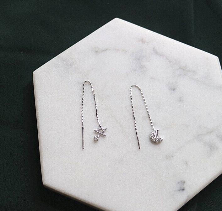Серьги-протяжки Луна+Звезда с камнями, сережки ниточки РАЗНОЙ ДЛИНЫ, серебряное покрытие 925 пробы
Серьги-протяжки Луна+Звезда с камнями, сережки ниточки РАЗНОЙ ДЛИНЫ, серебряное покрытие 925 пробы