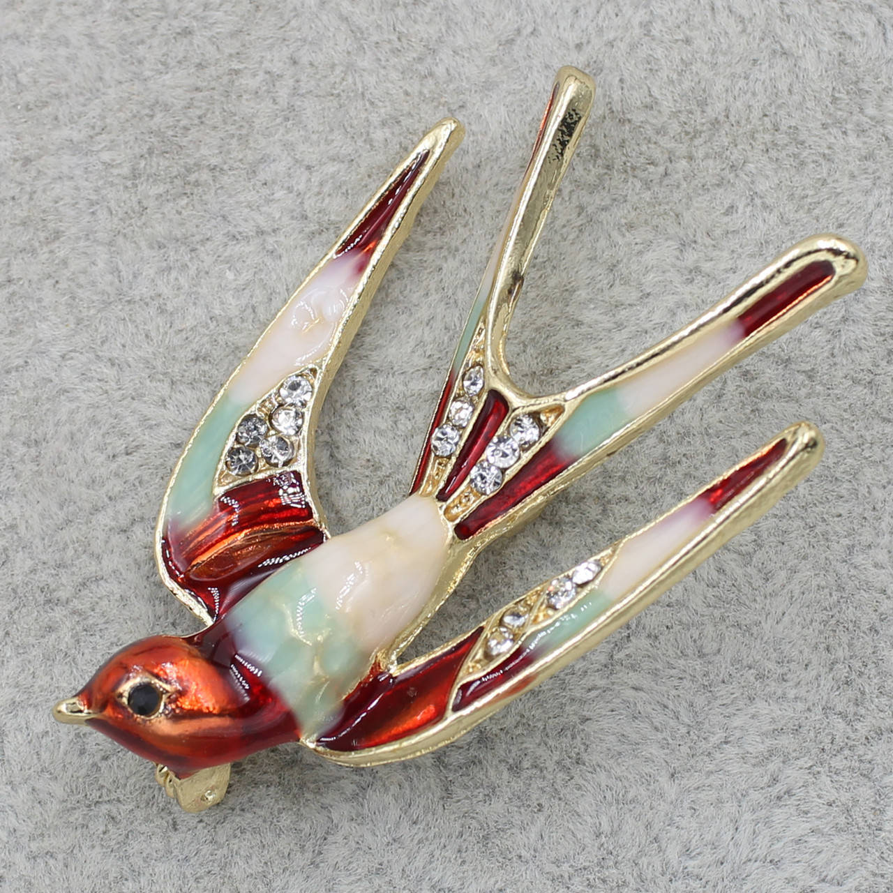 Брошь металлическая золотистая Ласточка покрыта цветной эмалью размер изделия 50х30 мм 
Брошь металлическая золотистая Ласточка покрыта цветной эмалью размер изделия 50х30 мм