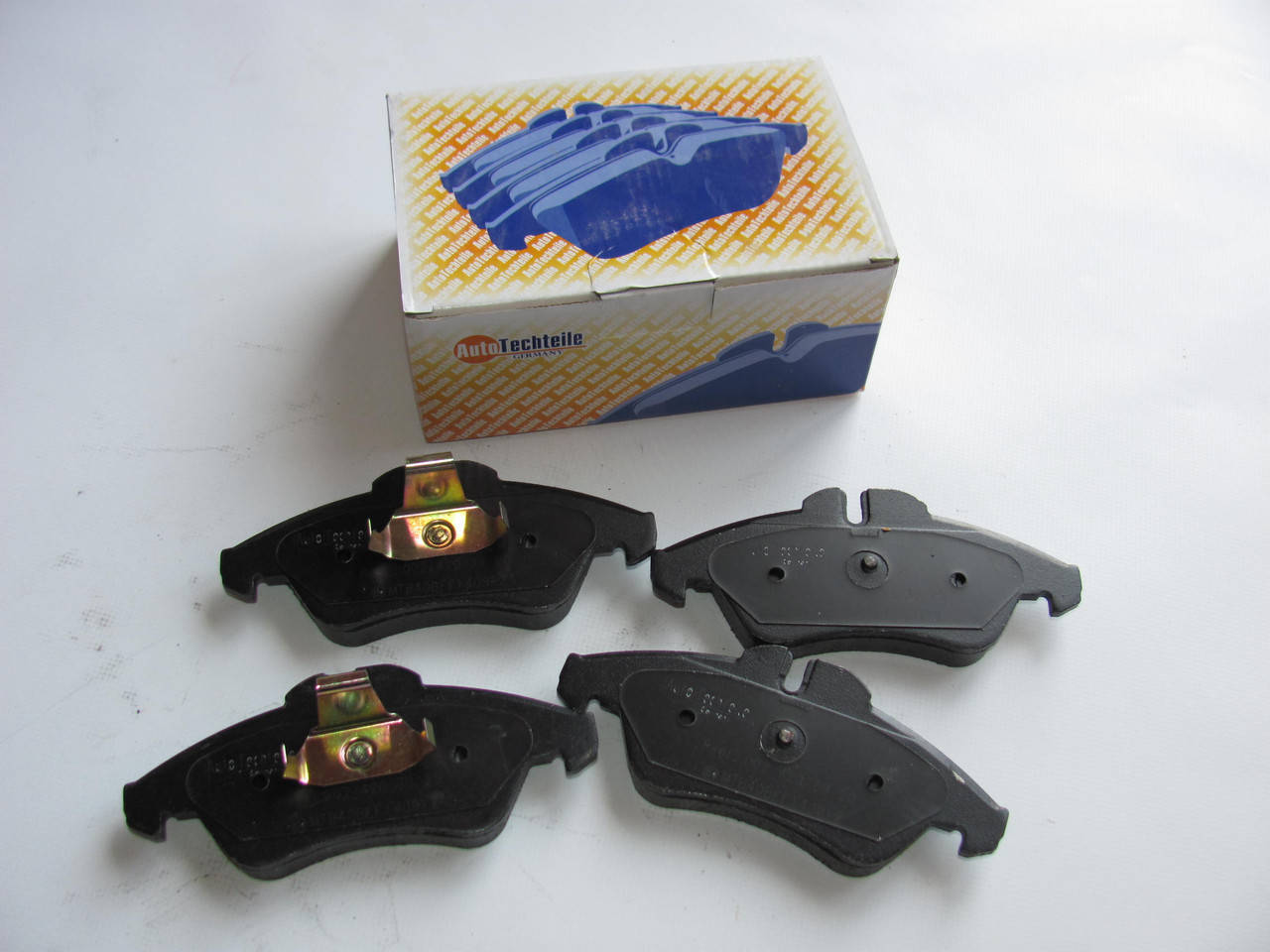 Передние тормозные колодки MB Sprinter 208-316, VW LT 28-35 1996-2006 — Autotechteile (Германия) — 100 4239
Передние тормозные колодки MB Sprinter 208-316, VW LT 28-35 1996-2006 — Autotechteile (Германия) — 100 4239