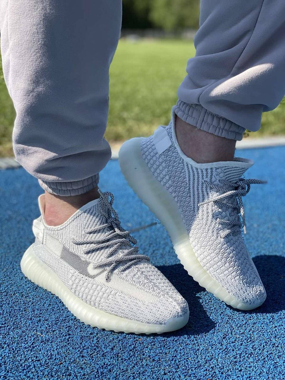 Ізі буст біло-сірі рефлекторні чоловічі кросівки на літо (Yeezy Boost 350) Кросівки сітка весна, літо, осінь 43, Светло-серый
Ізі буст біло-сірі рефлекторні чоловічі кросівки на літо (Yeezy Boost 350) Кросівки сітка весна, літо, осінь 43, Светло-серый