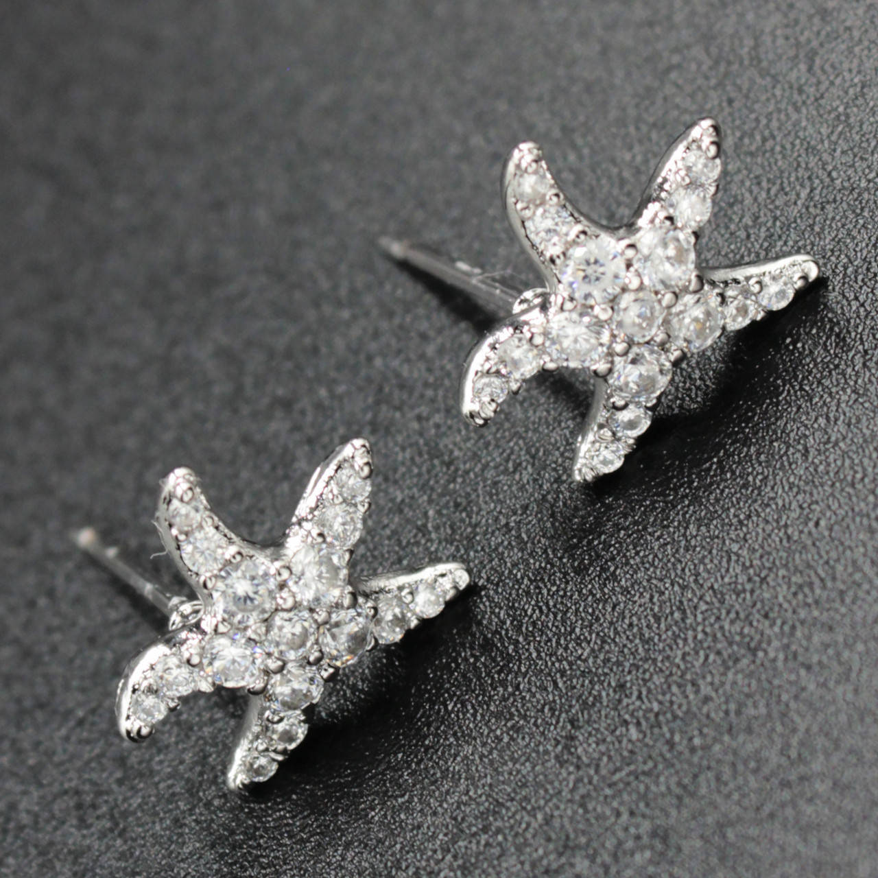 Серёжки женские медицинское золото Xuping Jewelry гвоздики,пусеты Звездочка со стразами 24K
Серёжки женские медицинское золото Xuping Jewelry гвоздики,пусеты Звездочка со стразами 24K
