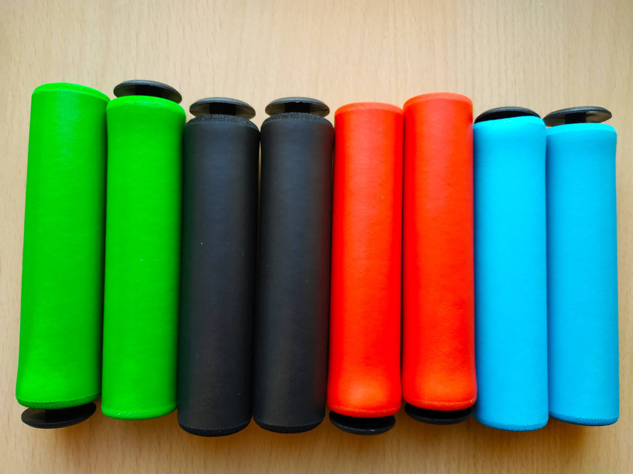 Силиконовые грипсы ручки на руль велосипеда c заглушками
Силиконовые грипсы ручки на руль велосипеда c заглушками