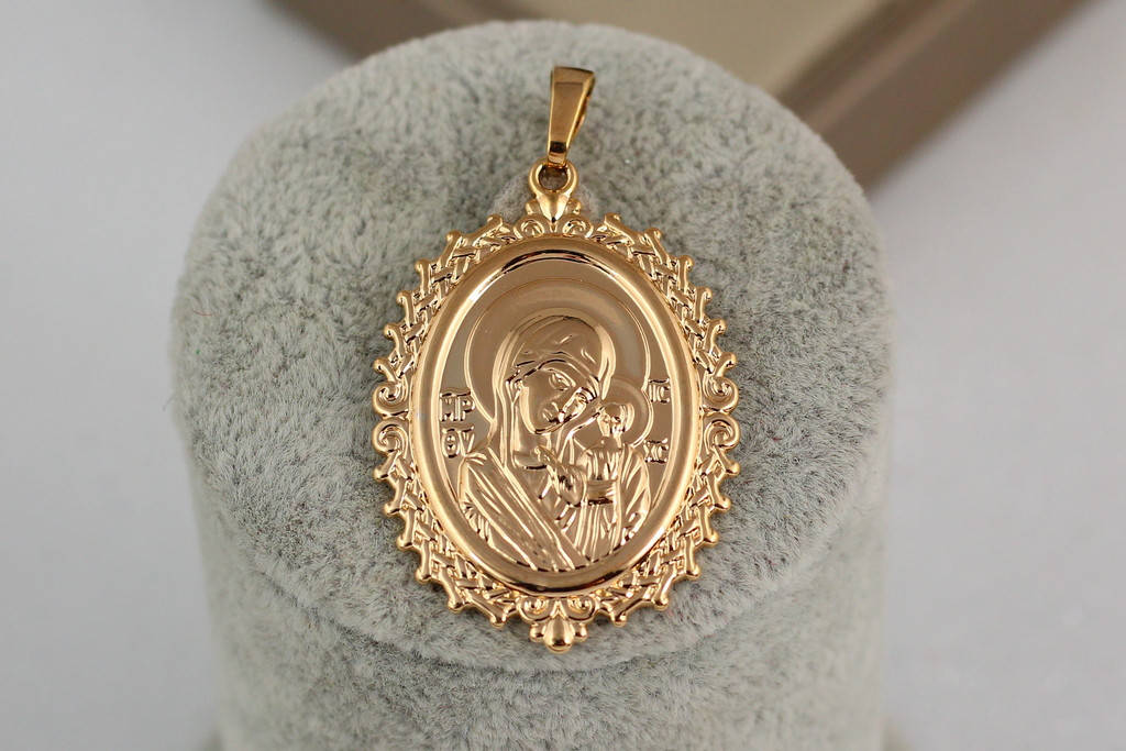 Ладанка Xuping Jewelry овальная с ажурными зубчиками Мария склонила голову к младенцу3,5 см золотистая
Ладанка Xuping Jewelry овальная с ажурными зубчиками Мария склонила голову к младенцу3,5 см золотистая
