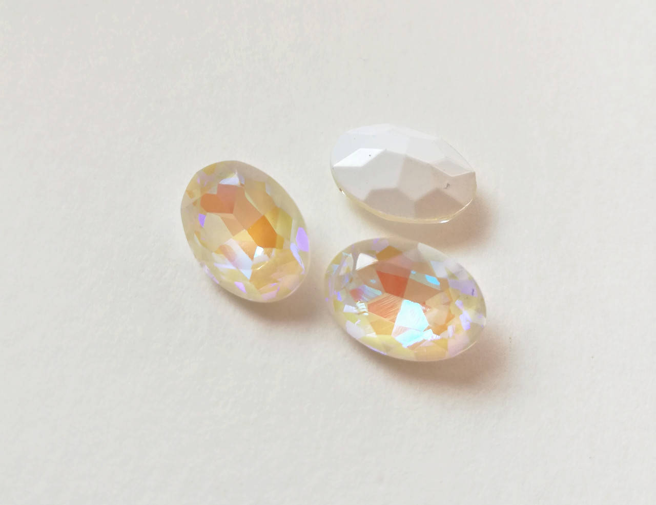 Кристали Овал 10*14 мм Білий 
Кристали Овал 10*14 мм Білий